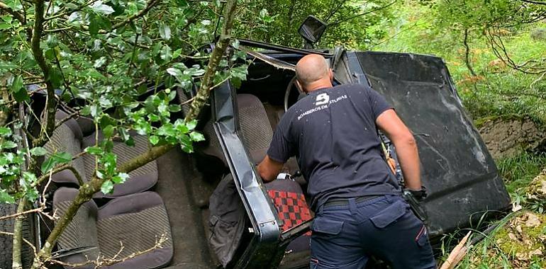 Un fallecido y un herido grave tras salir de la vía un vehículo en Corés de Somiedo