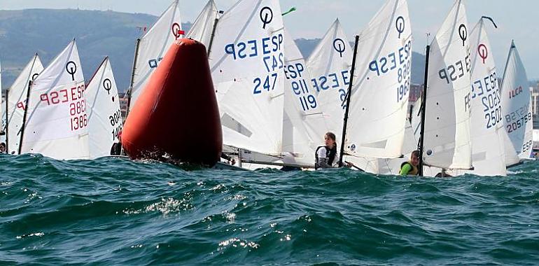 80 embarcaciones  y cerca de 100 regatistas en el X Trofeo Villa de Gijón de Vela Ligera celebrado este fin de semana