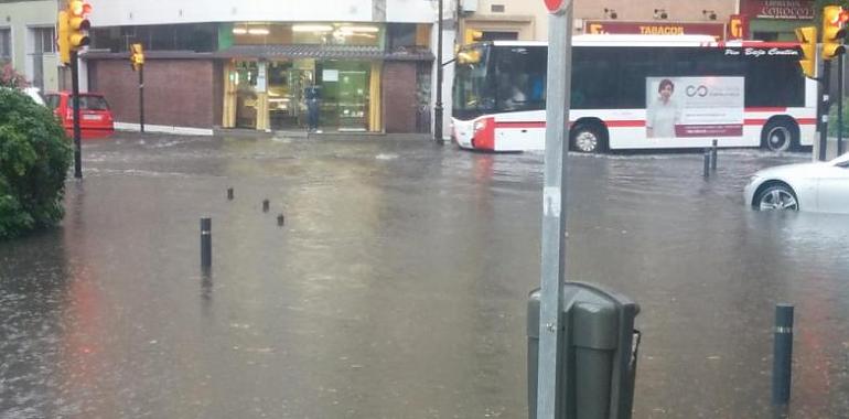 Numerosos incidentes en Gijón por la tormenta, con picos de 80 litros por metro cuadrado