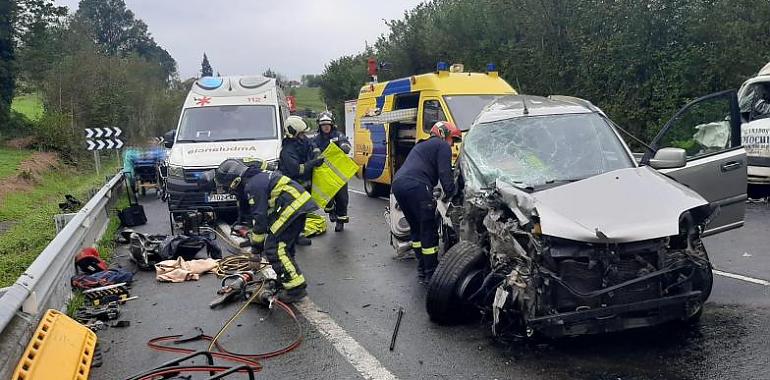 Grave colisión entre un camión de ganado y un turismo a la altura de Nava con tres heridos de consideración