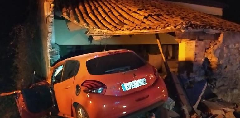 Herido grave tras colisionar contra una pared en Carreño