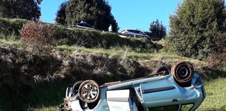 Herido en accidente de tráfico en Soto del Barco tras caer su vehículo por un desnivel de 15 metros