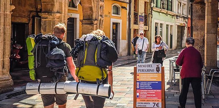 La tradición jacobea de Avilés encuentra una nueva forma de expresión, en la exposición "Peregrinos: un Camino interior"