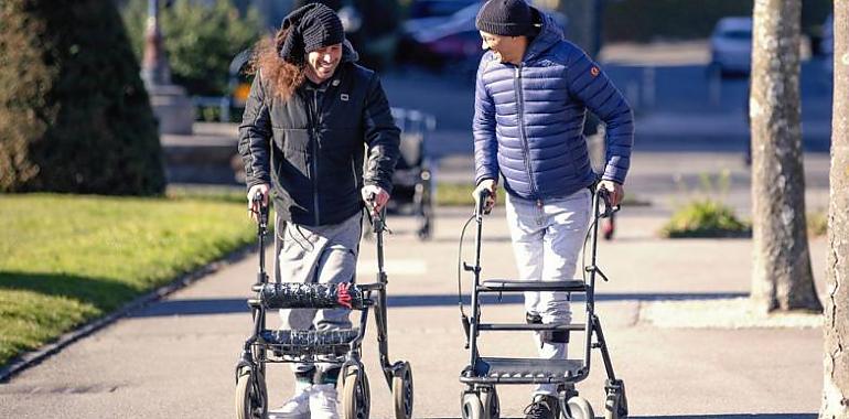 Tres pacientes con parálisis vuelven a caminar con implantes eléctricos en la médula