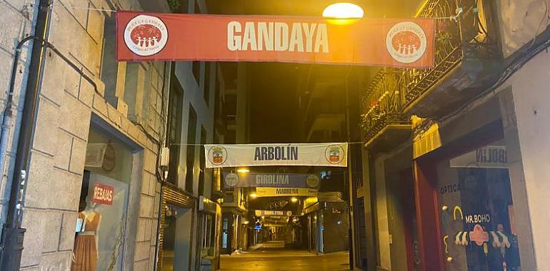 Las calles Mayor y Maestro don Ibo en Cangas del Narcea decoradas con las banderas de las peñas para sus fiestas