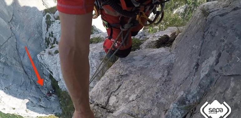 Culmina con éxito el difícil rescate de dos escaladores suizos en Poncebos de Cabrales