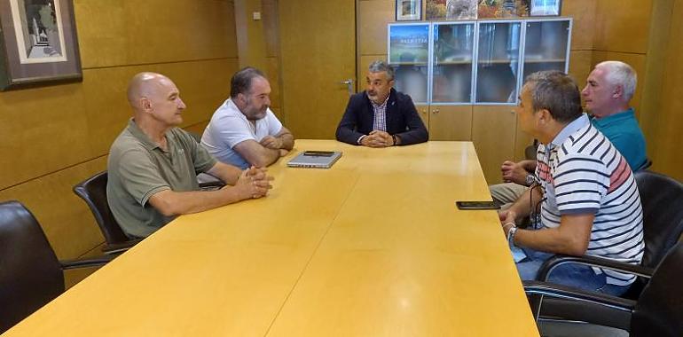 Reunión del consejero de Medio Rural y Cohesión Territorial con representantes de las juntas de montes vecinales en mano común de Asturias