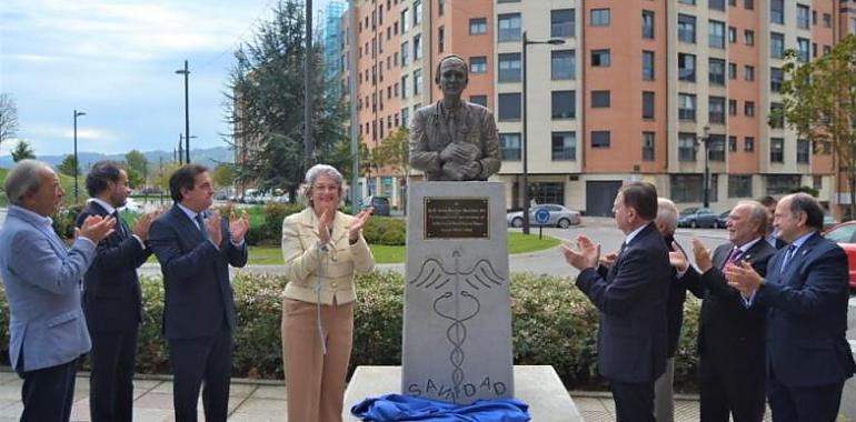 El busto de Jaime Martínez preside ya su Plaza frente al HUCA