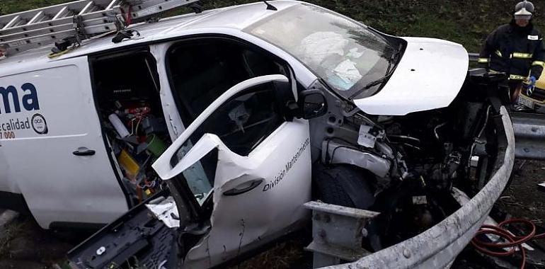 Dos varones han resultado heridos tras salirse de la carretera su coche en la A-8 a la altura de Valdés en dirección Cantabria