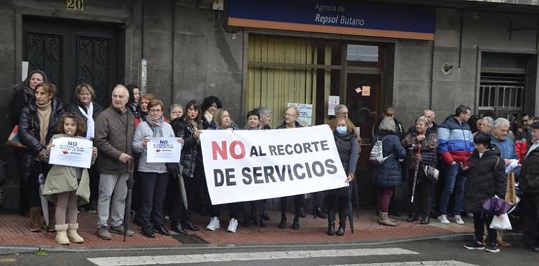 Vecinos de Lena en contra del cierre de la oficina de Repsol Gas.