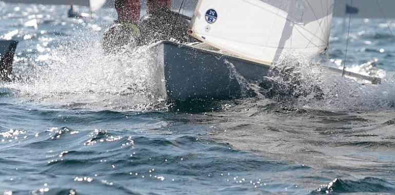 El domingo se disputó en aguas de la bahía de Gijón la primera jornada del Trofeo de Primavera de Vela Ligera del RCAR