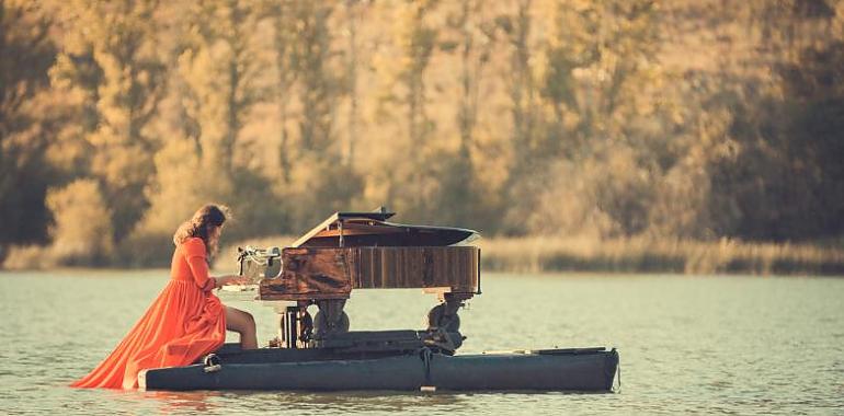 Regresa a Asturias la Pianista roja y su Piano Flotante