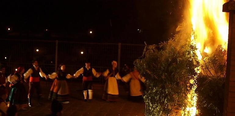 Con la noche de San Xuan dan comienzo las danzas primas del verano de Avilés