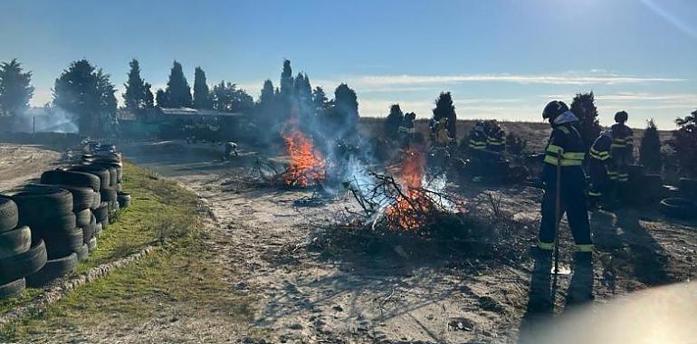 Limpiar los accesos a las viviendas se presenta fundamental para reducir el riesgo de propagación de incendios 