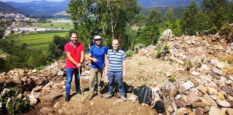 La intervención arqueológica en el castro de Doña Palla, en Pravia, afronta su fase final