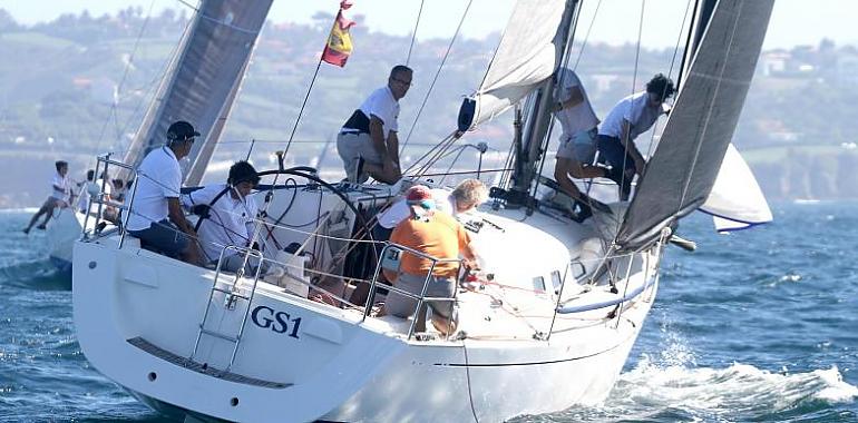 Ayer se disputó en aguas de la bahía de Gijón la tercera manga del Trofeo de Otoño del RCAR