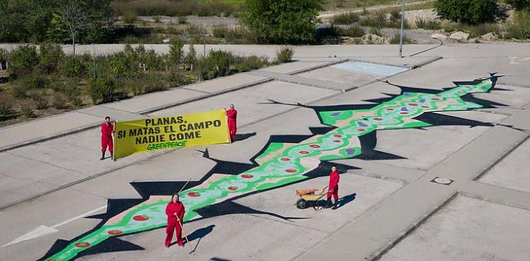 Greenpeace siembra un campo de batalla en Madrid para defender la agricultura familiar