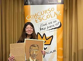 Una joven asturiana conquista al Rey con un retrato hecho de hojas