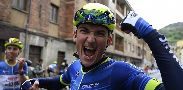 Axel Van den Broek conquista Moreda y se viste de líder en la Vuelta a la Montaña Central de Asturias