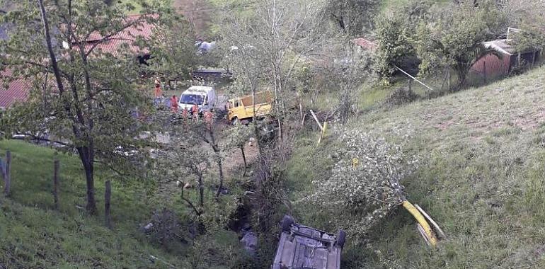 Mujer herida de gravedad tras caer con su coche por un desnivel en Tineo