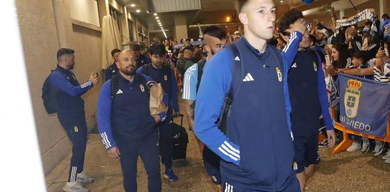 La afición del Real Oviedo muestra su apoyo incondicional: Recibimiento en el aeropuerto tras la derrota en el playoff