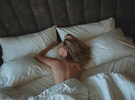 Dormir desnudo aporta beneficios para la piel y retrasa el envejecimiento
