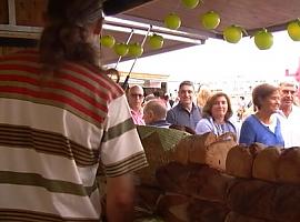 El Mercadín de la Sidra y la Manzana llena de tradición y sabor los Jardines de la Reina en la Fiesta de la Sidra Natural de Gijón