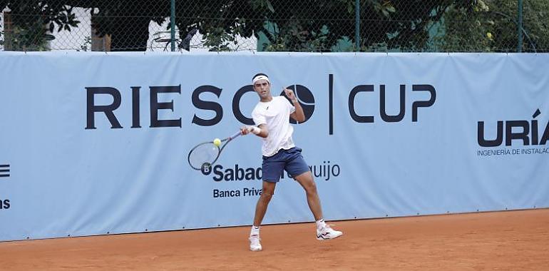 La Riesco Cup avanza a cuartos de final con sorpresas y duelo de altura en el Real Club de Tenis de Oviedo