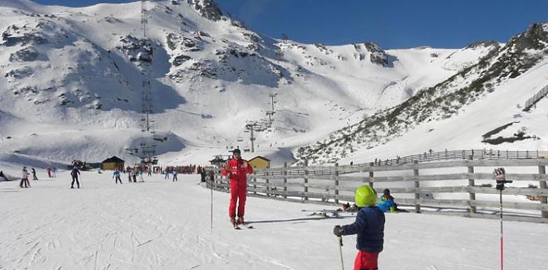 La Semana Blanca 2024-2025 de Asturias ofrecerá forfaits gratuitos a escolares en Fuentes de Invierno y Valgrande-Pajares desde el 10 de diciembre