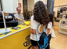 Correos entrega bolsas recicladas a peregrinos en Oviedo para mantener limpio el Camino Primitivo