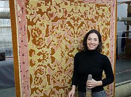 Martina Rodríguez Morán inaugura su exposición "Mapas de mágicos azares" en Llanes, destacando la técnica ancestral del nudo español