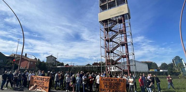 Más de un centenar de trabajadores de ArcelorMittal se movilizan en defensa de un compañero despedido tras una excedencia pactada