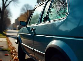 Noche de terror en Grado: vandalismo masivo deja una treintena de vehículos con lunas rotas en pleno centro