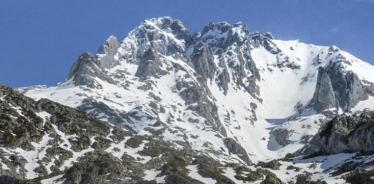 Tragedia en la montaña: Un montañero fallece y su compañero es rescatado en Peña Santa de Enol