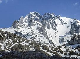 Tragedia en la montaña: Un montañero fallece y su compañero es rescatado en Peña Santa de Enol