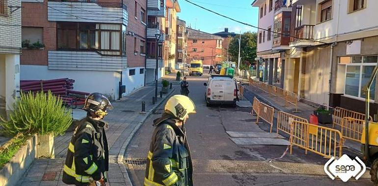  Desalojan a vecinos y controlan una peligrosa fuga de gas en Tineo: intervención relámpago de los bomberos evita el desastre