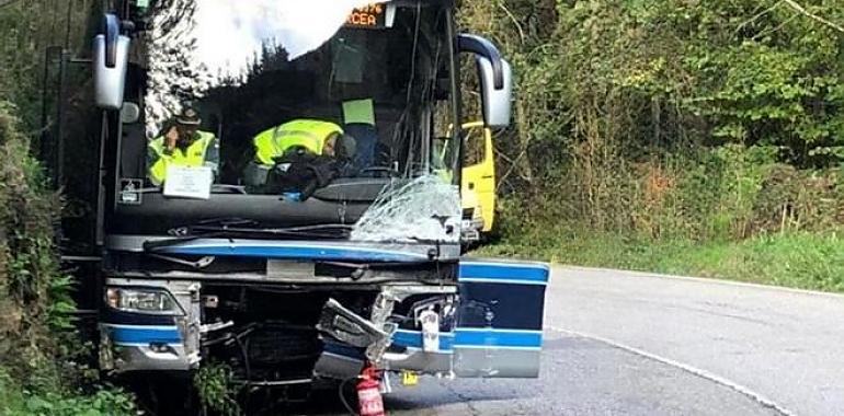 Trágico accidente en Tineo deja un fallecido y dos heridos en la AS-215