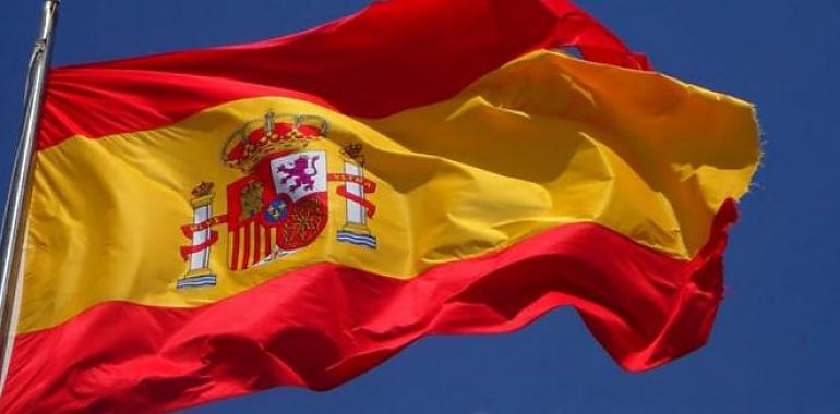 Avilés celebra el Día de la Fiesta Nacional con arriado de bandera y concierto en el Parque del Muelle