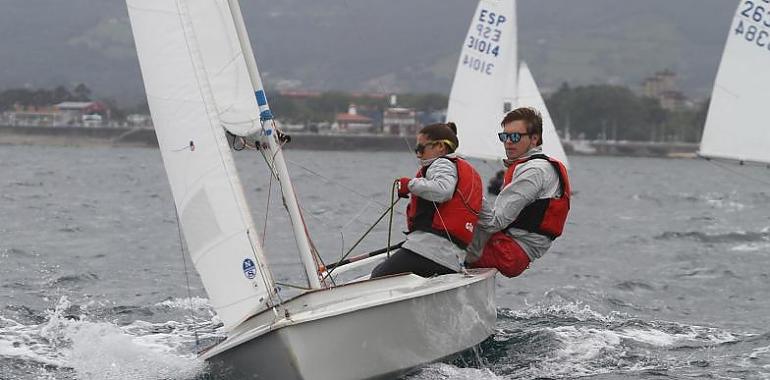 Viento y estrategia en la quinta jornada del Trofeo de Otoño del Real Club Astur de Regatas