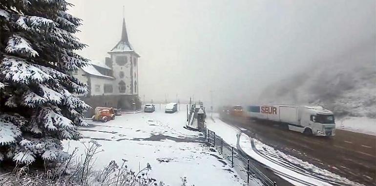 Reabierto el puerto de Pajares para camiones tras 12 horas de bloqueo por nieve