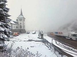 Reabierto el puerto de Pajares para camiones tras 12 horas de bloqueo por nieve