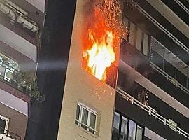 Drama en Gijón: Dos niños hospitalizados tras un voraz incendio en plena avenida de la Constitución