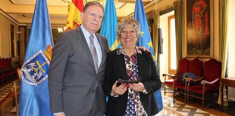 María Luisa Urbaneja, pionera del fútbol asturiano, recibe la Medalla de Bronce de Oviedo por su compromiso con el deporte y la igualdad