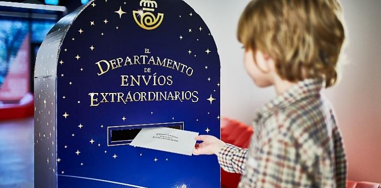 Correos instala en Asturias 12 buzones mágicos para enviar las cartas a Papá Noel y los Reyes Magos