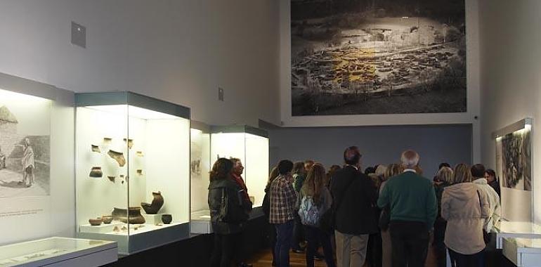 El Museo Arqueológico y el Principado unen fuerzas para acercar la historia de Asturias a las personas mayores