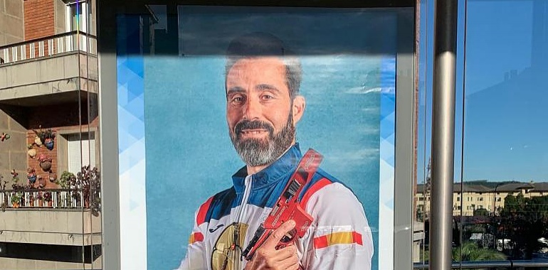 Avilés homenajea a sus deportistas olímpicos y paralímpicos con imágenes en las marquesinas de autobuses