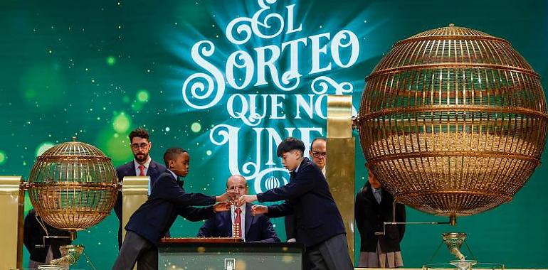 Asturias celebra una lluvia de premios en la Lotería de Navidad 2024: más de 600.000 euros repartidos en la región 