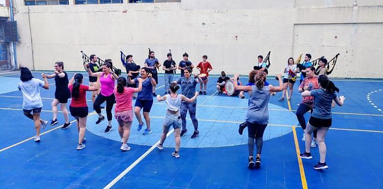 Buenos Aires se llena de tradición asturiana: un curso reúne a 27 estudiantes de música y baile tradicional de América Latina