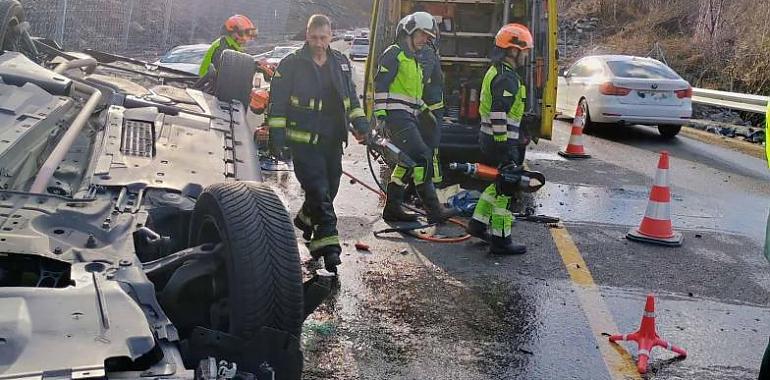 Cinco heridos en un espectacular accidente de tráfico en la AP-66 en Lena