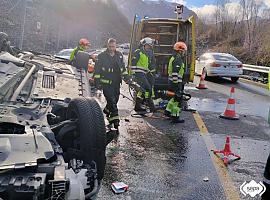 Cinco heridos en un espectacular accidente de tráfico en la AP-66 en Lena